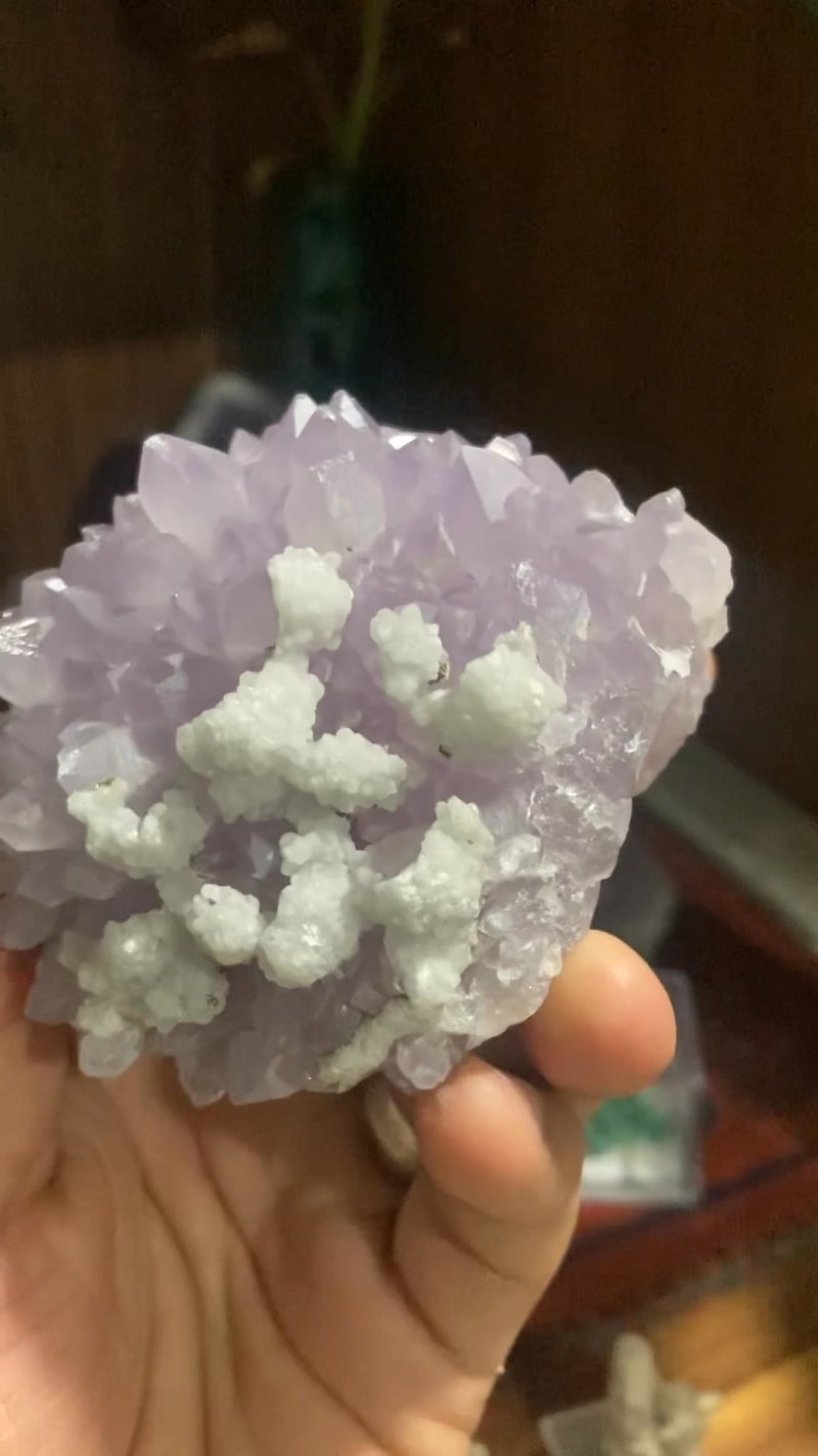  Drusa de Amatista con Manganocalcita (Presenta fluorescencia roja bajo luz UV)