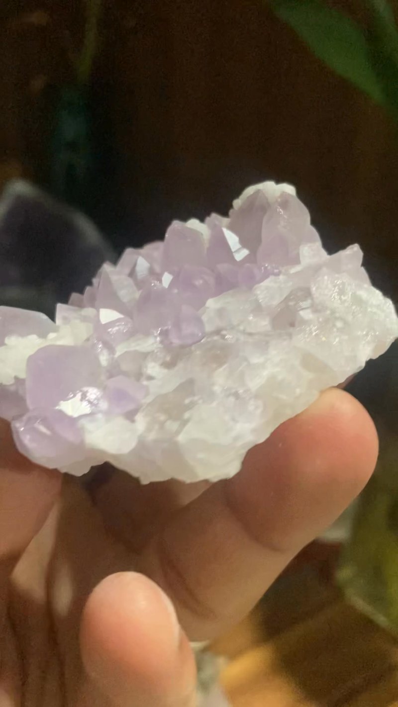  Drusa de Amatista con Manganocalcita (Presenta fluorescencia roja bajo luz UV)