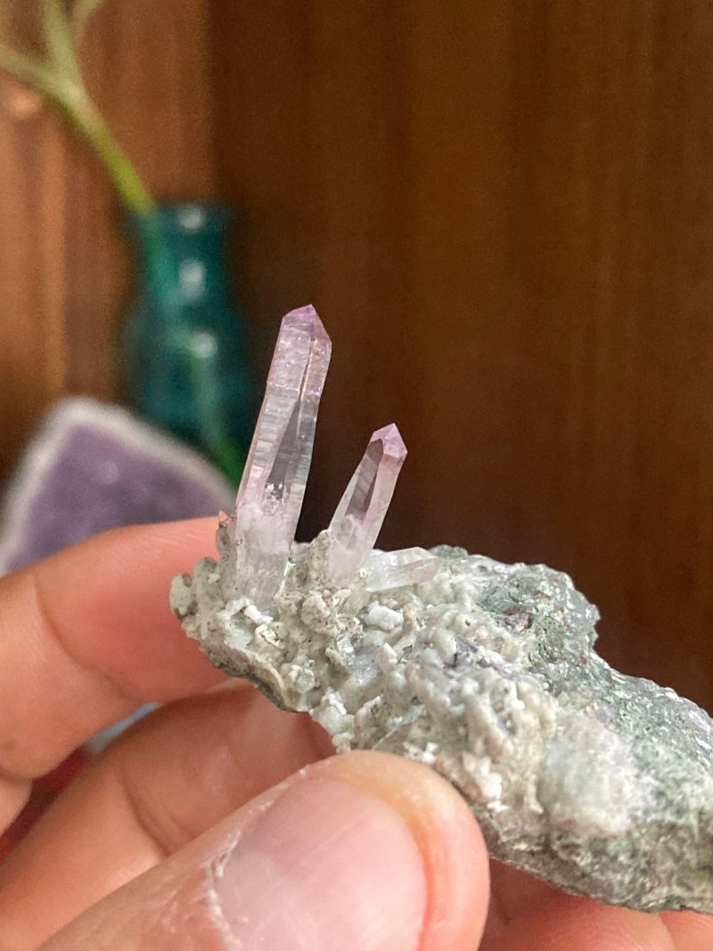  Cristales de amatista en matriz