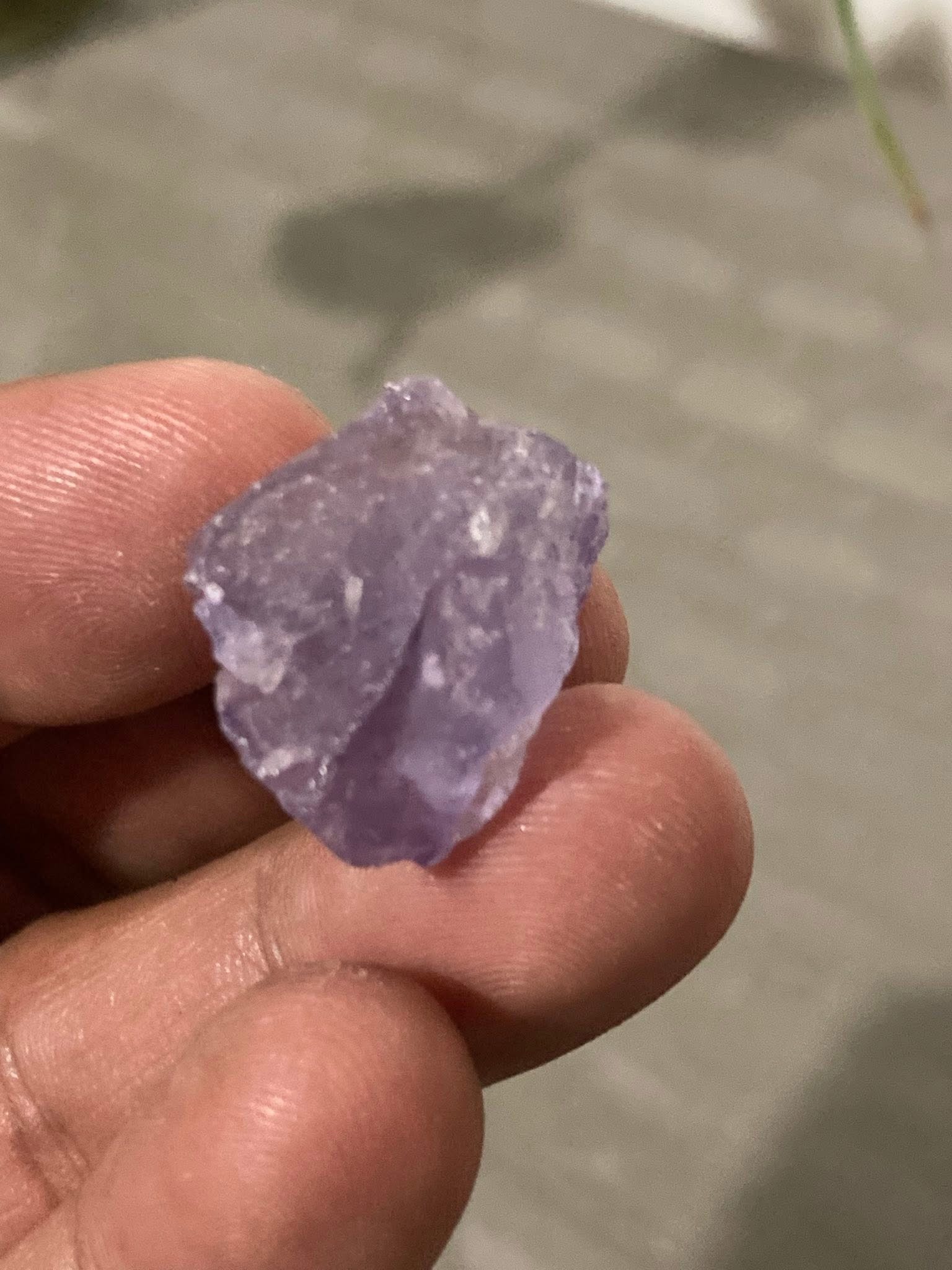 Fluorita cúbica (Fluorescencia en color rojo 🔴)