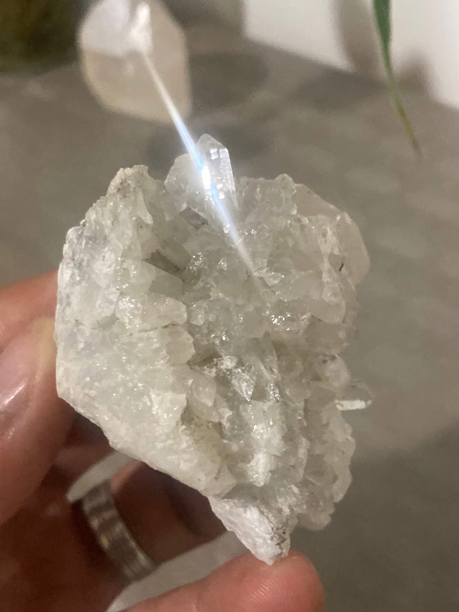 Hermoso Cluster de cuarzos cristalinos con manganocalcita (Fluorescencia en color rojo 🔴)