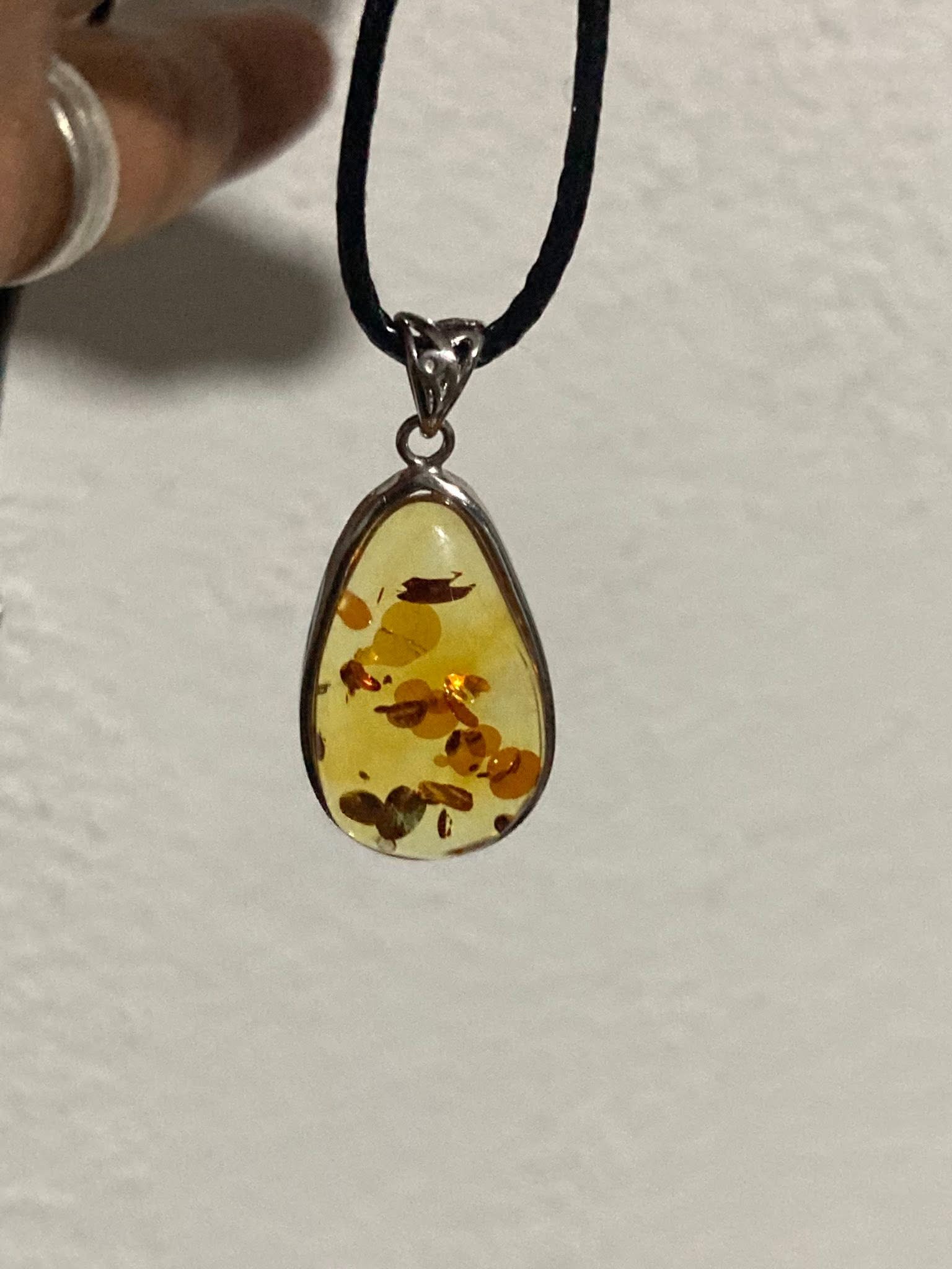 Dije con Ambar Natural Engarzado en Plata