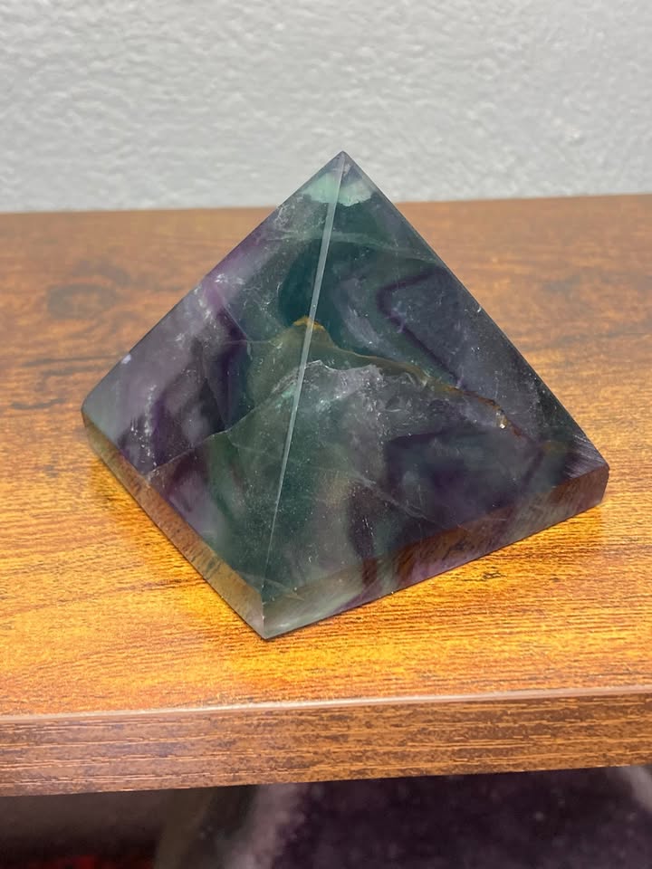 🔥 Pirámide de Fluorita Natural Multicolor