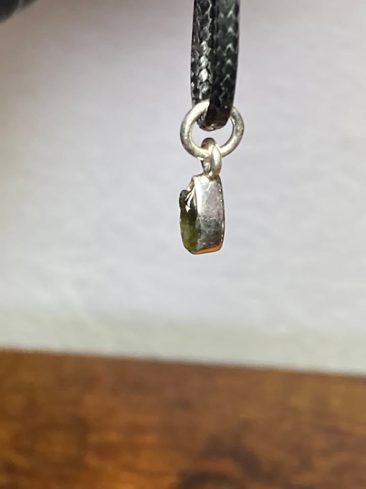 📿 Dije Moldavita montada en Plata 925