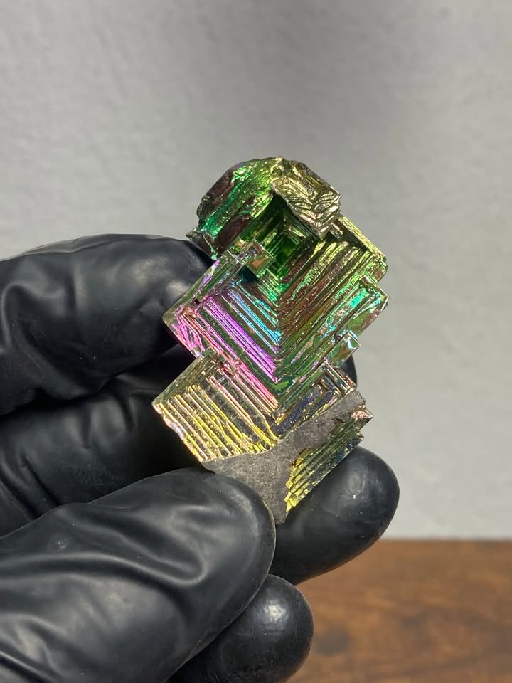 💎 Bismuto cristal arcoíris — estructura geométrica natural