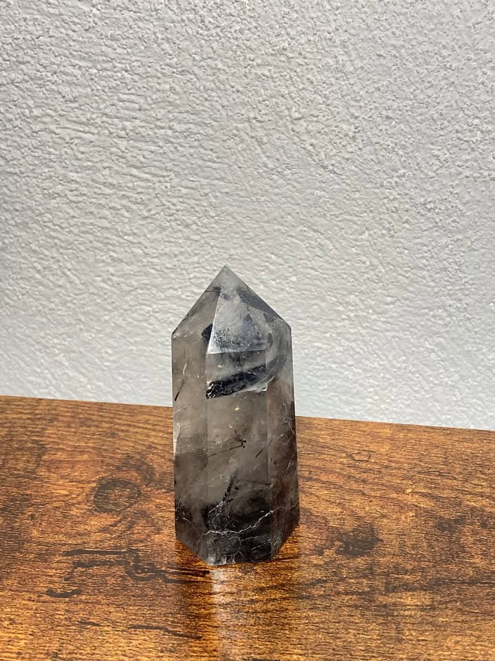 Torre de Cuarzo con Inclusiones de Turmalina