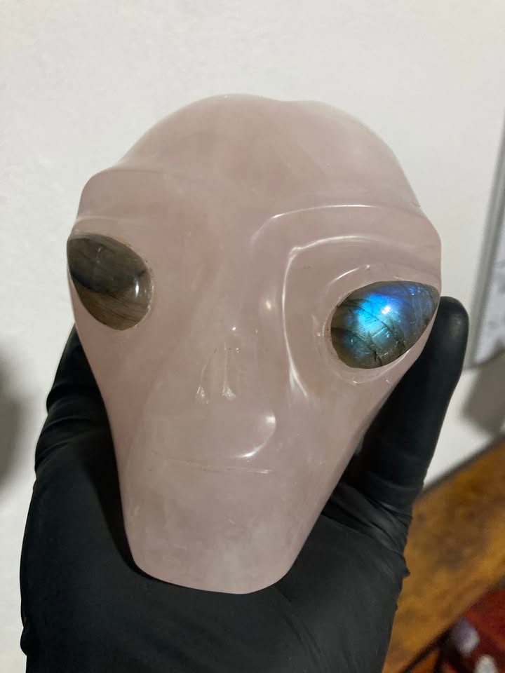 Alíen tallado en Cuarzo Rosa y Ojo de Labradorita