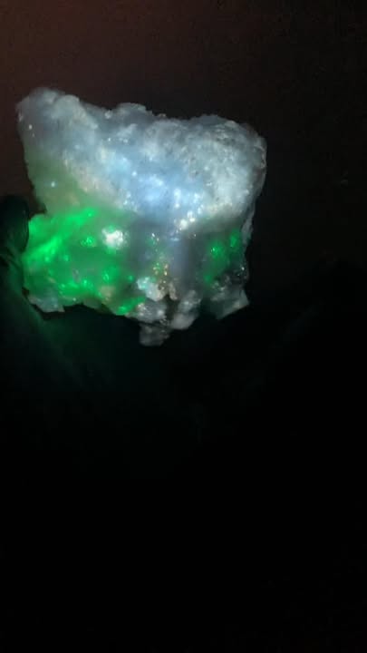Selenita con Novacekita - Fluorescencia en color Verde bajo luz UV