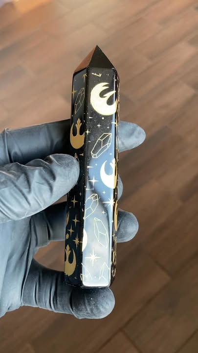 Torre de Obsidiana con Grabado Astral y Diseño Sagrado