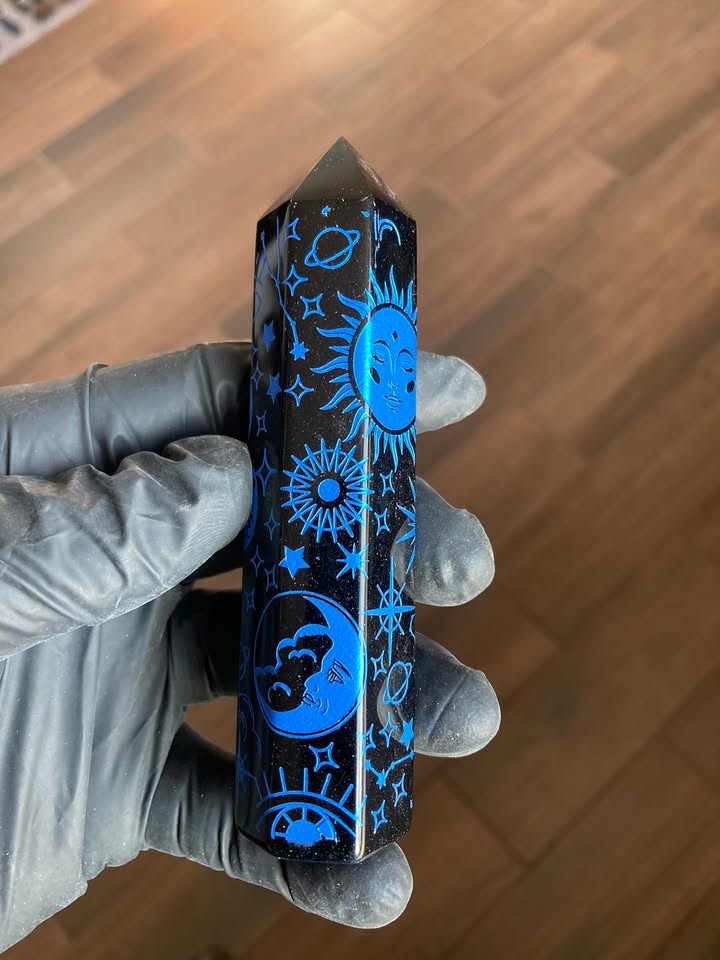 Torre de Obsidiana con Grabado Astral y Diseño Sagrado