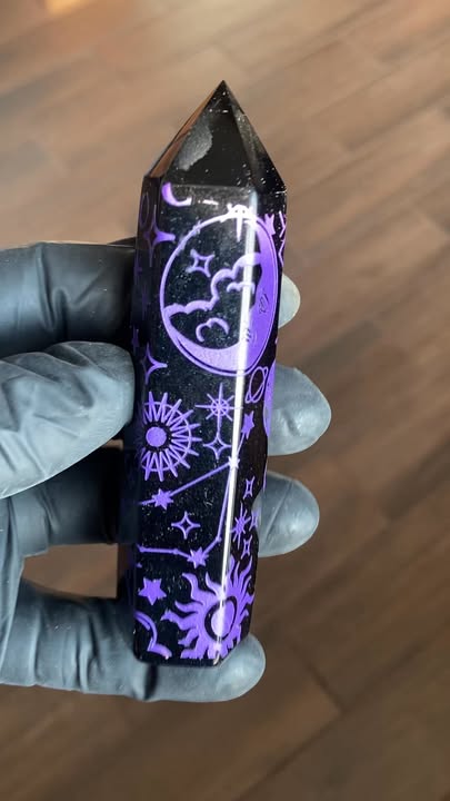 Torre de Obsidiana con Grabado Astral y Diseño Sagrado