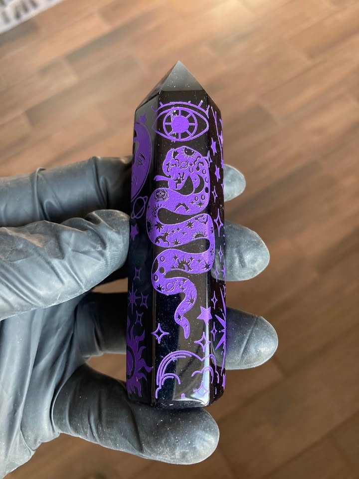 Torre de Obsidiana con Grabado Astral y Diseño Sagrado