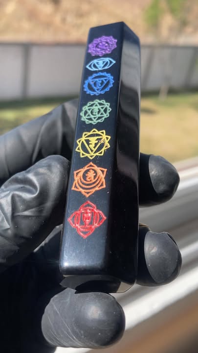 Torre de Obsidiana con los 7 Chakras