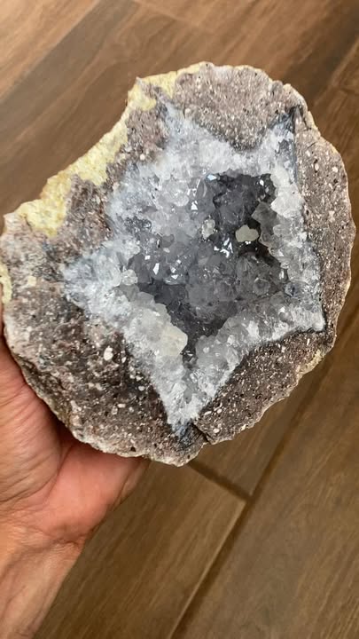 Geoda con Cristales de Cuarzo Blanco
