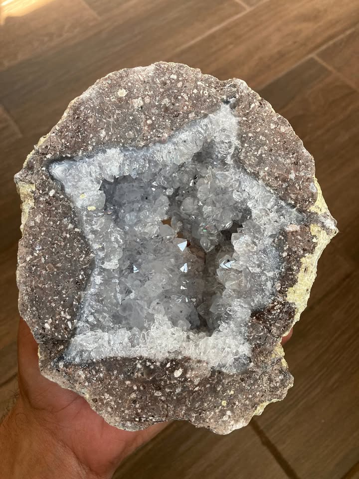 Geoda con Cristales de Cuarzo Blanco