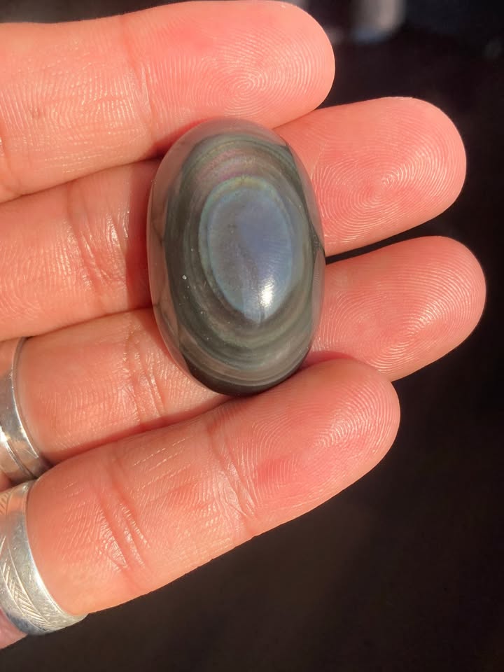Obsidiana Arcoíris (Incluye base de acrílico)