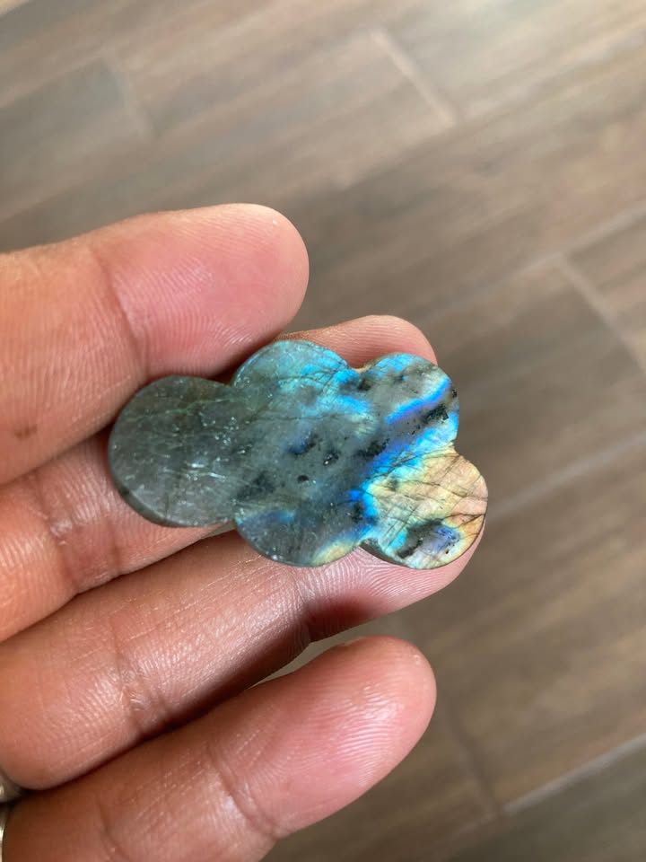 Labradorita tallada en Nube