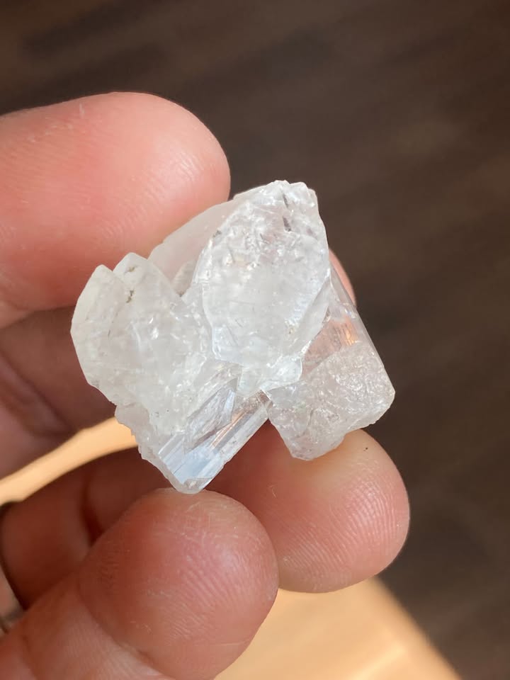 Cuarzo blanco con Manganocalcita (Fuerte fluorescencia en color rojo 🔴)