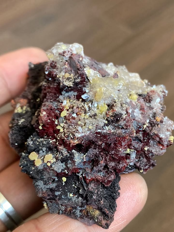 Cuarzo Fénix (Cristales mini, hematita, óxidos, mimetita)