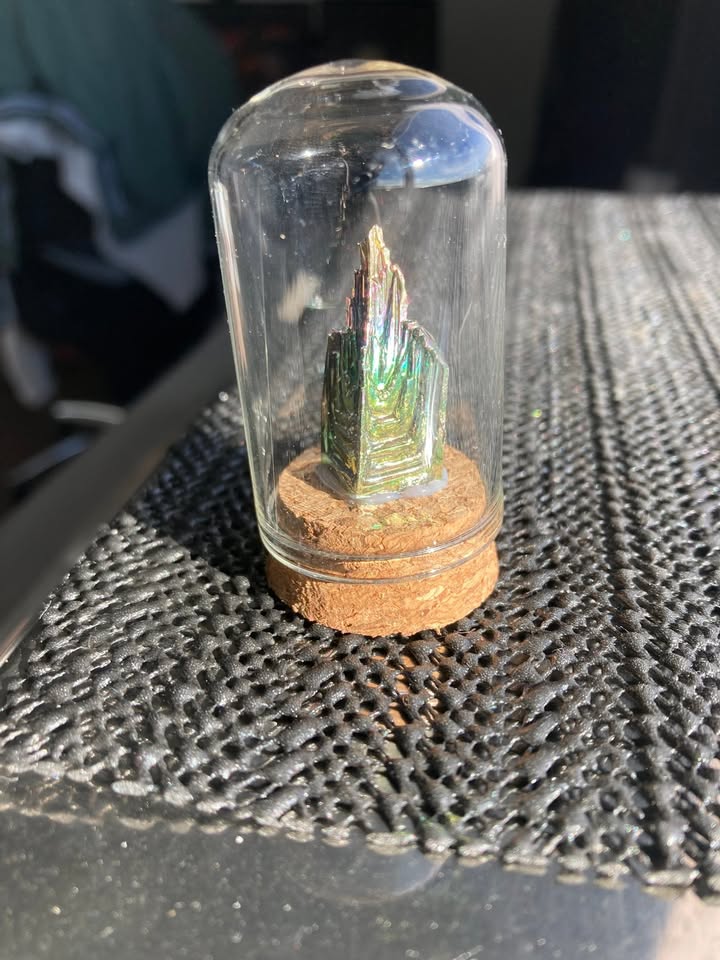 Bismuto en contenedor de cristal