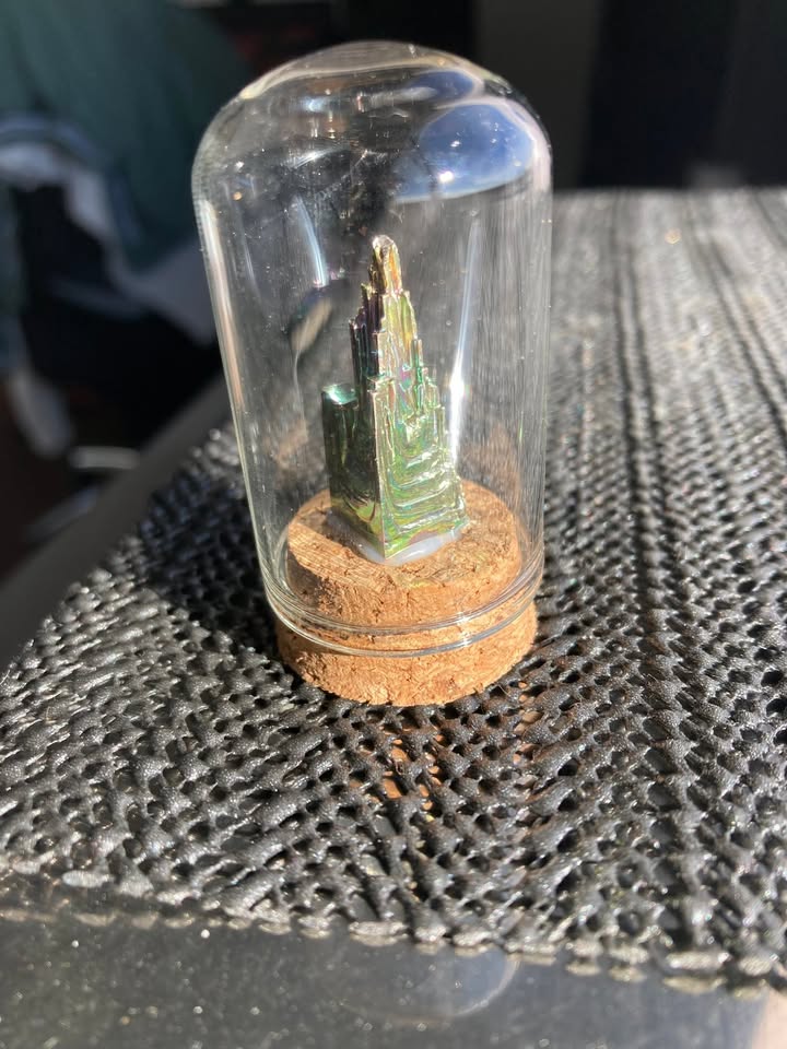 Bismuto en contenedor de cristal