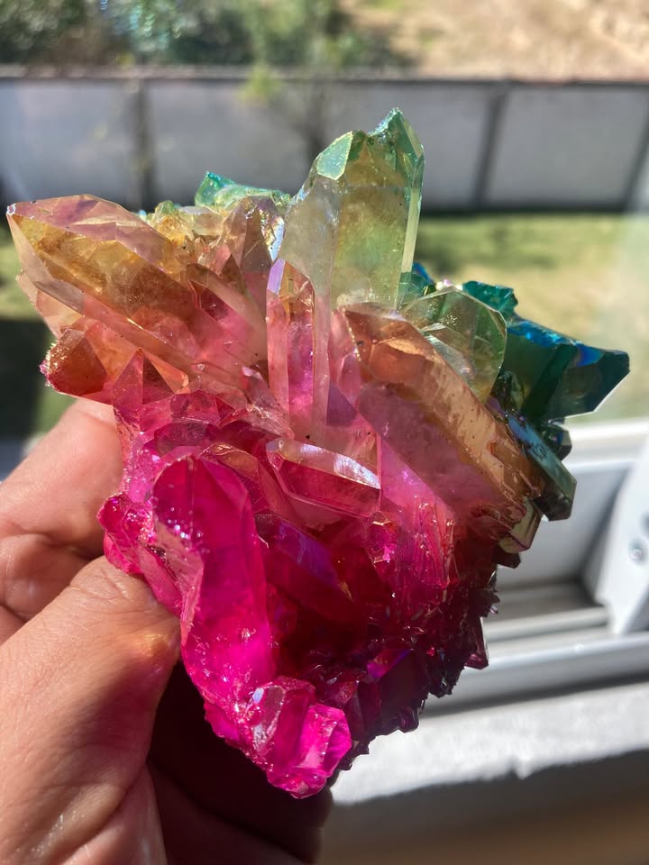 Cuarzo Aura Artesanal (tratado con pigmentos minerales)