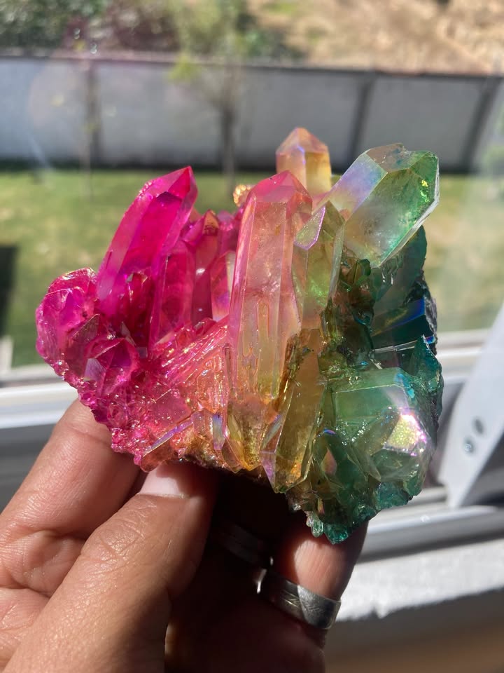 Cuarzo Aura Artesanal (tratado con pigmentos minerales)