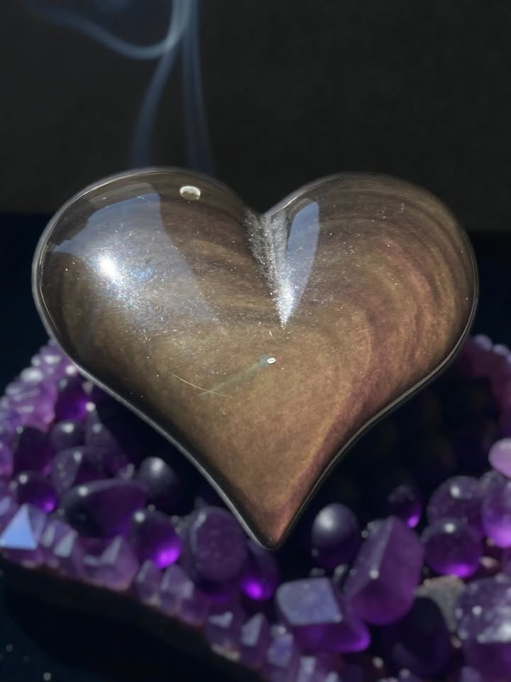 Corazon tallado en Obsidiana Arcoíris