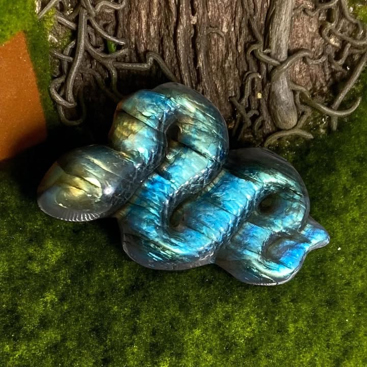 Labradorita tallada en forma de serpiente