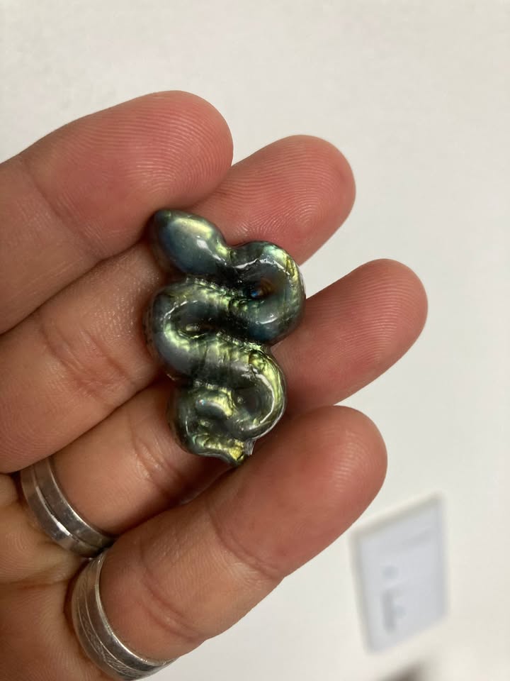 Serpiente tallada en Labradorita