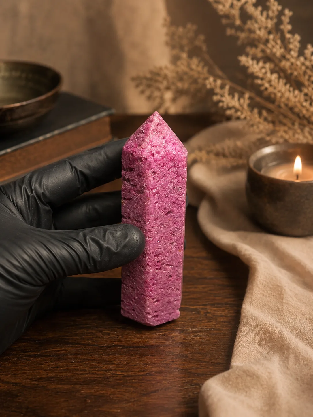 Torre de Rubí Panal en Corindón Natural | Mineral Decorativo de Colección Fluorescente